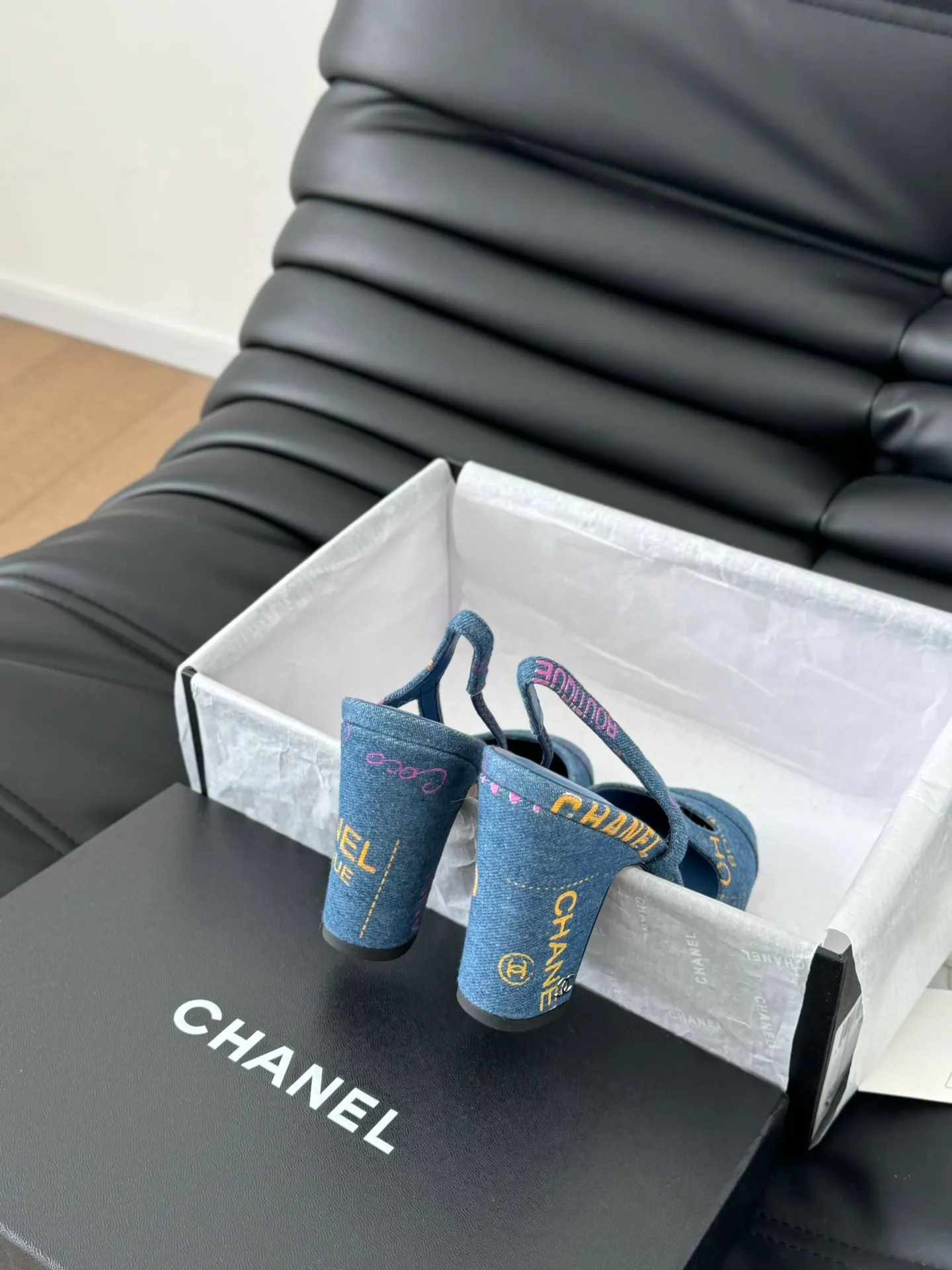 👟👟Ex-factory price 500👟👟 Purchasing-grade Chanel classic slingback sandals. We have been making this model for the past few years. This year we will re-purchase the version and make a detailed copy again. I found that the upper lines and body comfort of the new version have been slightly adjusted! The brand won't say anything because the overall appearance difference is not big and it doesn't affect wearing. All colors now produced are produced according to the latest styles! What you buy is the latest classic model from the counter, made of imported mixed sheepskin surface material, imported mixed sheepskin, and Italian imported cowhide leather soles! High heels 6.5cm Size:35-39 Other sizes can be customized